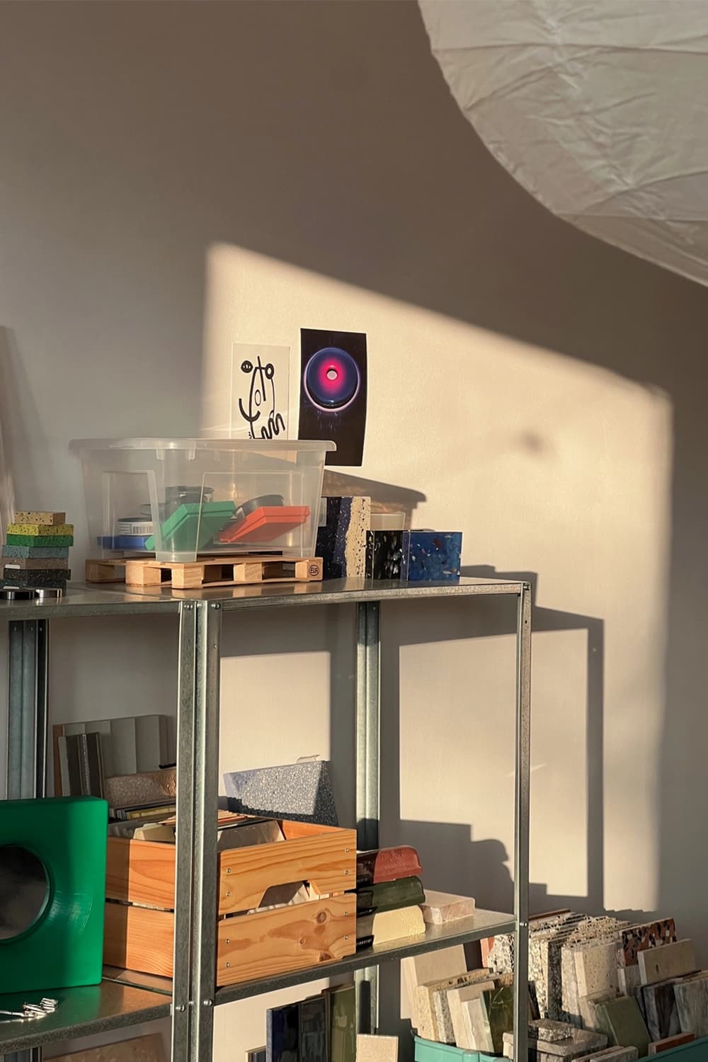 Materiały i próbki w pracowni Kool Studio
